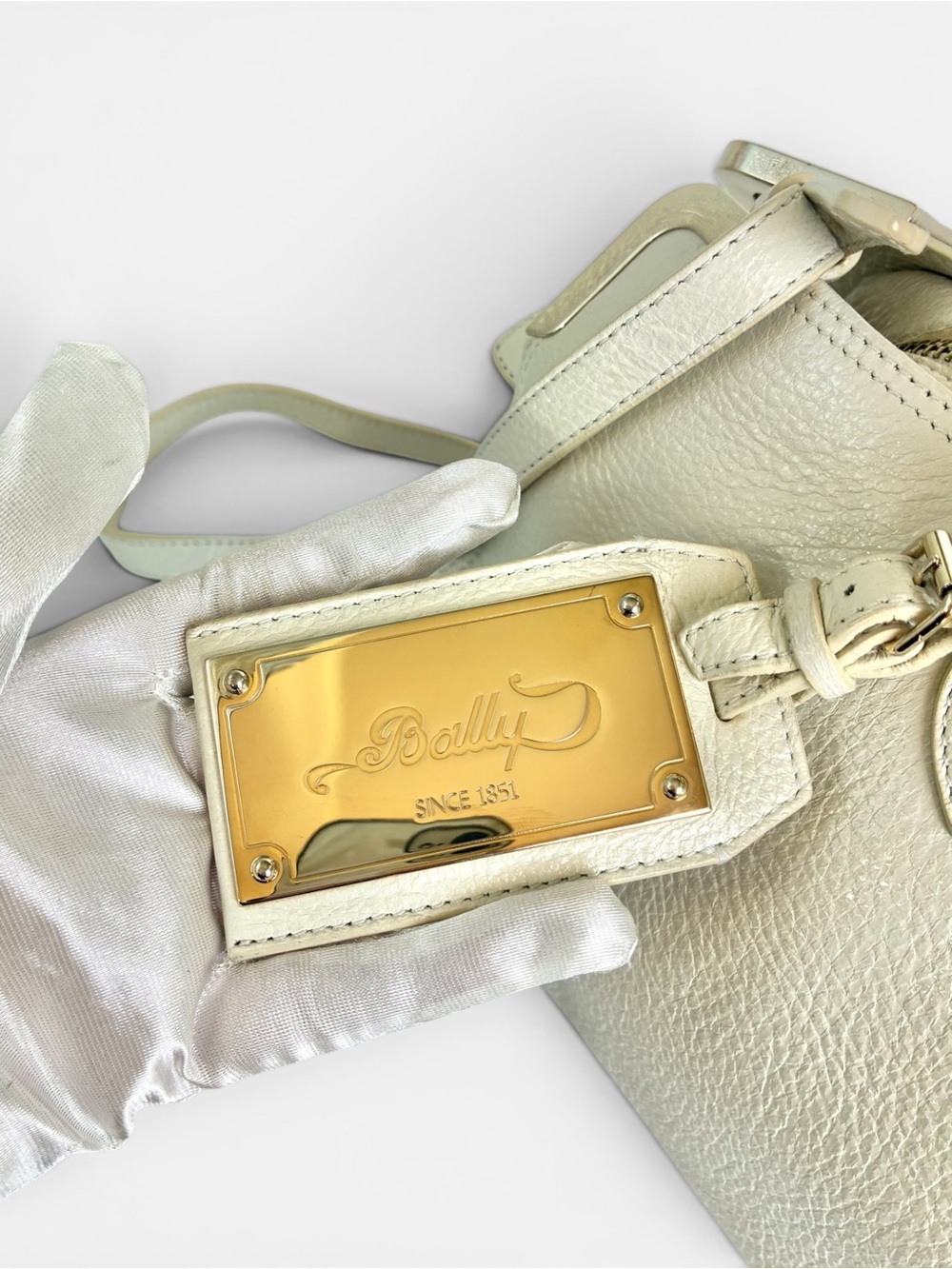 Bally White Pebbled Leather Top Handle Satchel Shoulder Bag Gold Hardware - Picture 8 of 12